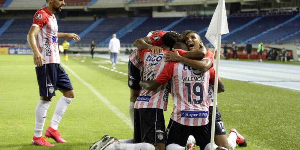 América de Cali con un luchado triunfo de 2-1 e igual global ante el local Atlético Junior de Barranquilla avanzó el domingo a la final y disputará con Santa Fe de Bogotá el título del torneo Apertura de la liga colombiana de fútbol. (ESPECIAL)