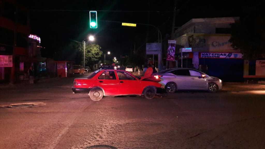 La madrugada de ayer domingo se impactaron dos vehículos en calles de la ciudad de Gómez Palacio. (EL SIGLO DE TORREÓN)