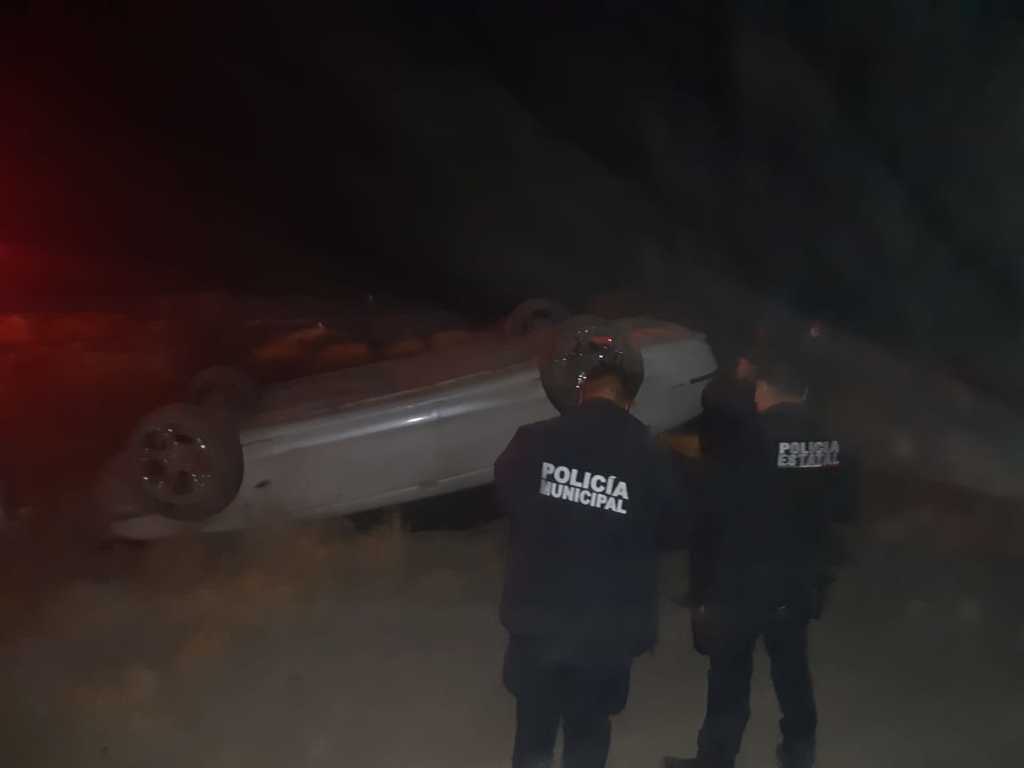 Las autoridades hallaron el vehículo volcado a la altura del kilómetro 7+500, justo en el ejido Roma Texas. (EL SIGLO DE TORREÓN)