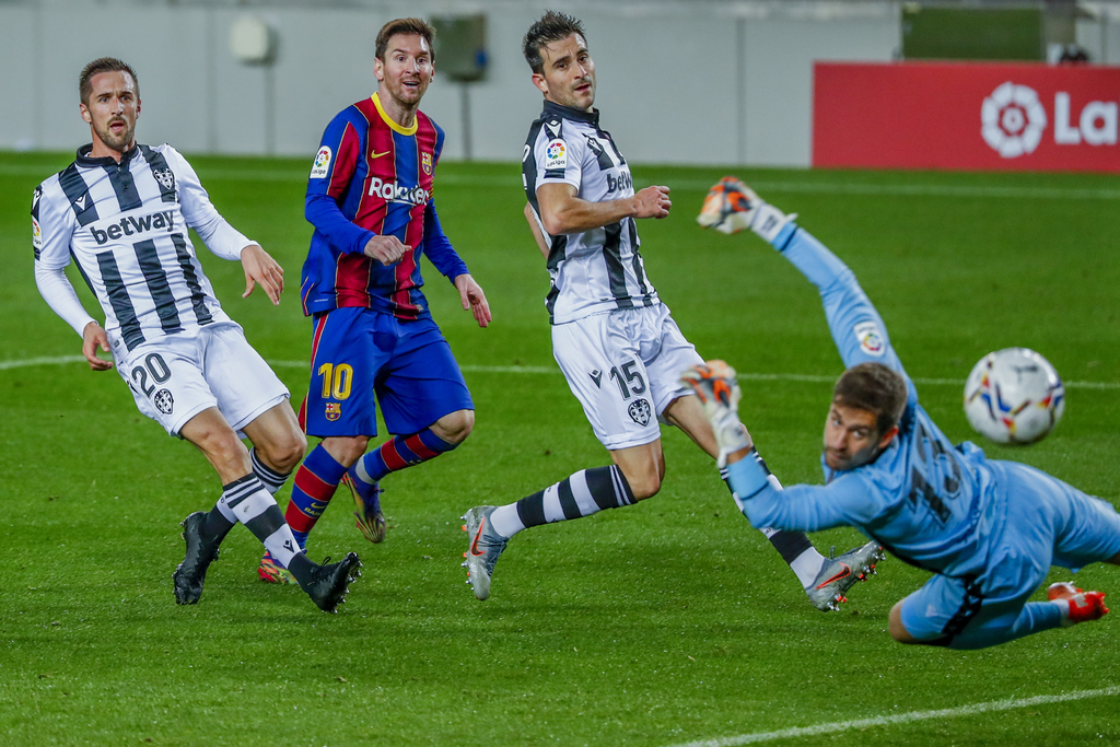 Lionel Messi dispara para marcar el único tanto del juego, en la victoria del Barcelona sobre el débil Levante. (AP)