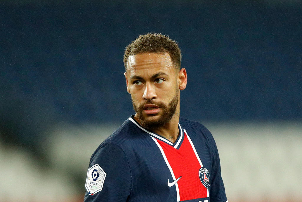 El atacante brasileño del París Saint-Germain Neymar aseguró que la lesión que sufrió el domingo por la noche tras una entrada de su compatriota Thiago Mendes, del Lyon, 'podía haber sido peor', pero que 'Dios' le salvó 'de algo grave. (ARCHIVO)
