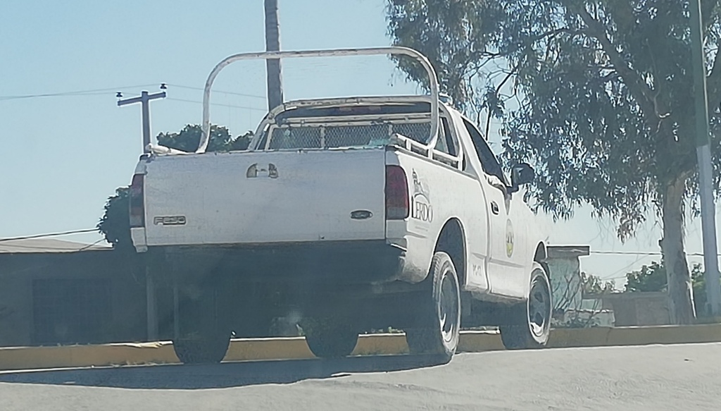 Ayer se localizó una camioneta con logotipos del Ayuntamiento de Lerdo que circulaba sin placas.