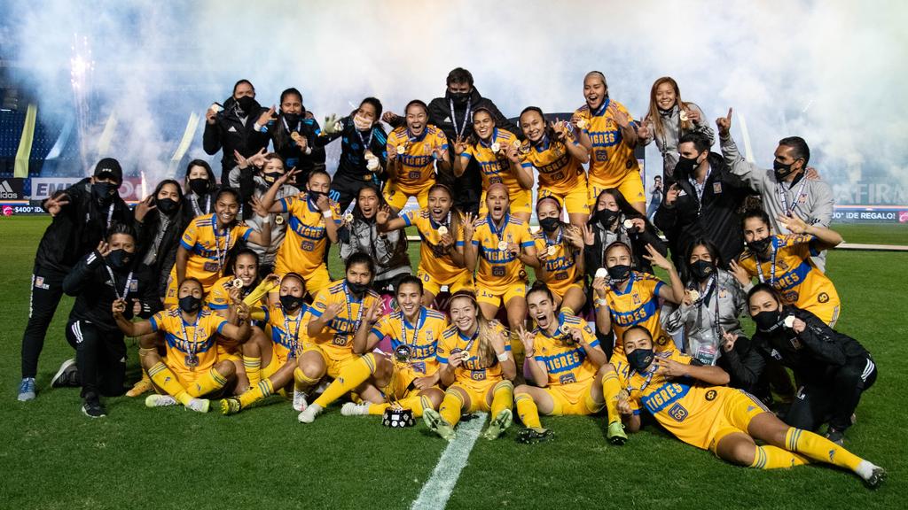 Tigres se impone en penales a las Rayadas y se corona por tercera ocasión en la Liga MX femenil. (Twitter @TigresFemenil)