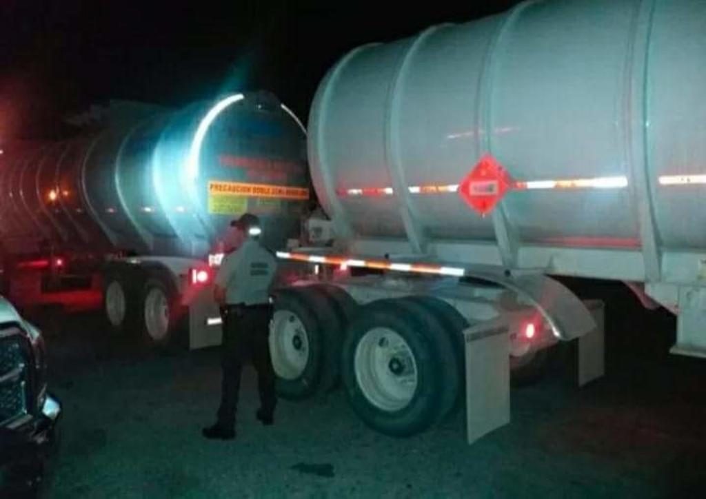 La tarde del lunes se registró una fuerte movilización policiaca en las carreteras se conectan los estados de Zacatecas, Durango y Cuahuila, luego de que se reportara el robo de un tractocamión cargado con alrededor de 62 mil litros de diésel.
(EL SIGLO DE TORREÓN)