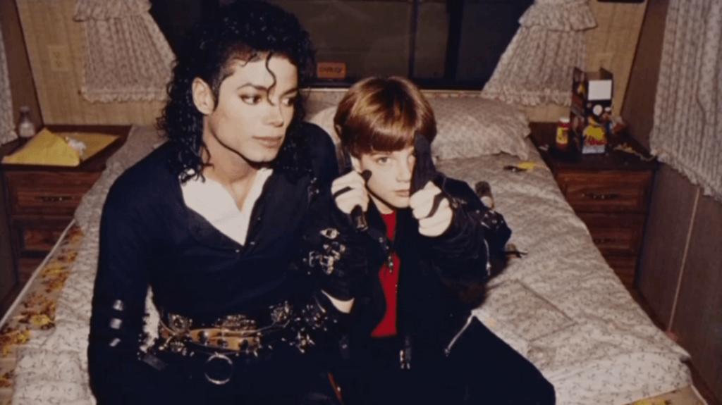 Un tribunal federal de apelaciones dictaminó que una demanda presentada por los herederos de Michael Jackson en torno a un documental de HBO sobre dos hombres que acusan de abuso sexual al difunto astro del pop puede proseguir en un arbitraje privado. (ESPECIAL) 