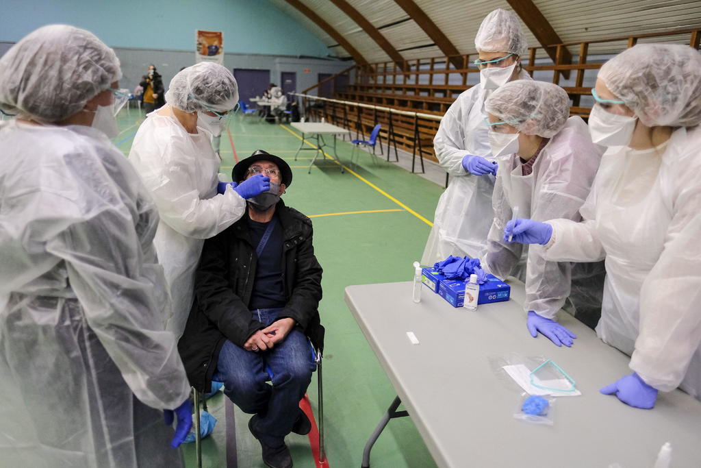 Francia registró este martes 11,532 nuevos contagios en las últimas 24 horas, que elevan a 2.39 millones el número de casos confirmados desde el inicio de la epidemia de coronavirus en el país. (ARCHIVO) 
