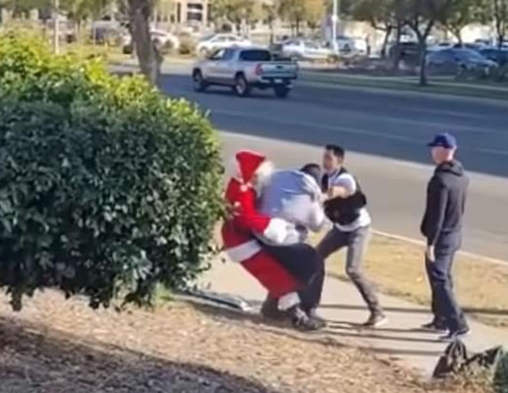 Policías encubiertos disfrazados de Santa y elfo fueron captados tacleando a un par de ladrones al exterior de un centro comercial en California la semana pasada, incluyendo a otros dos que intentaron robar un vehículo. (Especial)