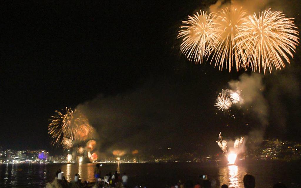 El espectáculo de pirotecnia es uno de los principales atractivos de Acapulco en la temporada vacacional decembrina, la principal para el puerto. (ARCHIVO)