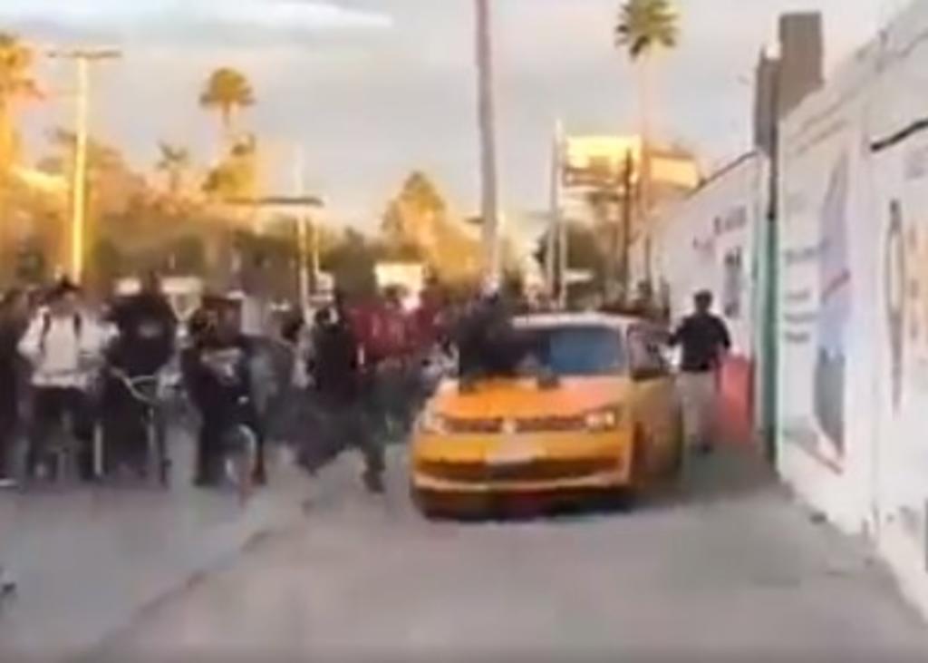 Hace unas horas en redes sociales comenzaron a circular las imágenes de un taxista embistiendo a ciclista que se encontraba realizando una protesta al exterior del skatepark de Torreón. (Especial) 