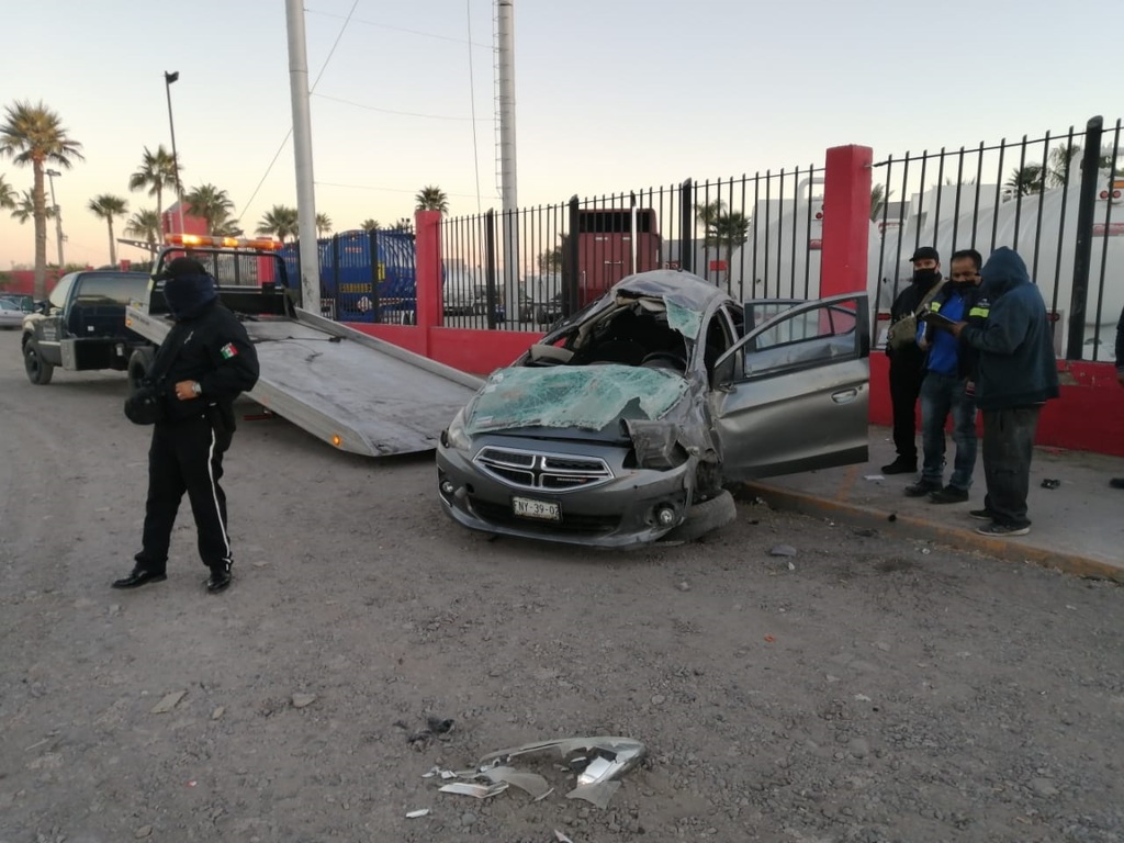 El accidente se registró alrededor de las 6:30 de la mañana del martes en el bulevar Ejército Mexicano. (EL SIGLO DE TORREÓN)