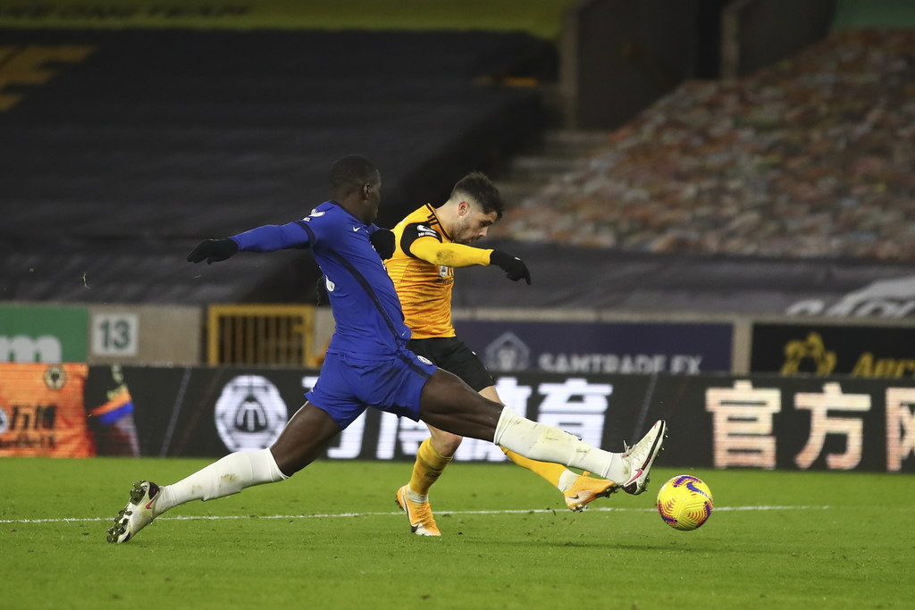 Dispara Pedro Neto para marcar el segundo gol del Wolverhampton, en el triunfo 2-1 sobre Chelsea. (EFE)
