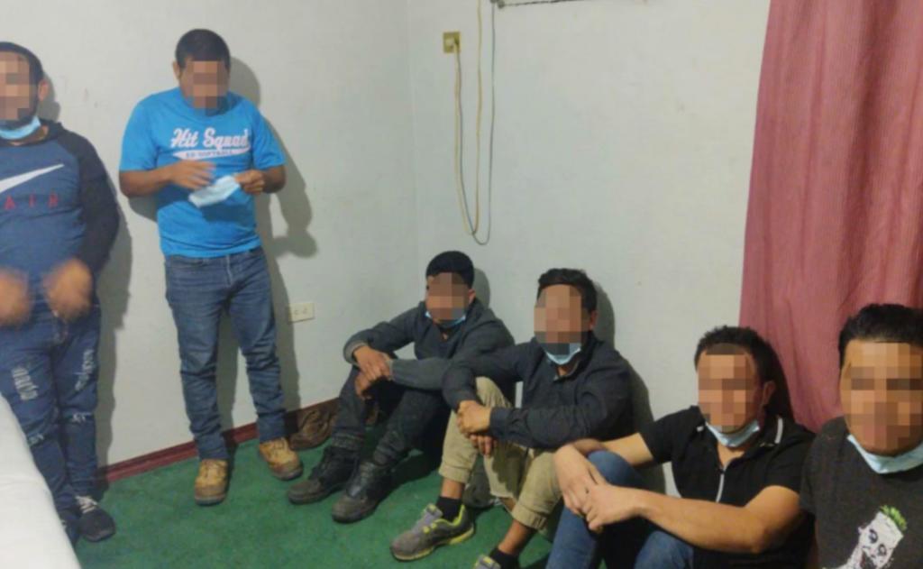 Personal de la Policía Estatal rescató a seis hombres, dos de ellos de origen centroamericano, quienes se encontraban encerrados en la habitación de un hotel. (ESPECIAL)