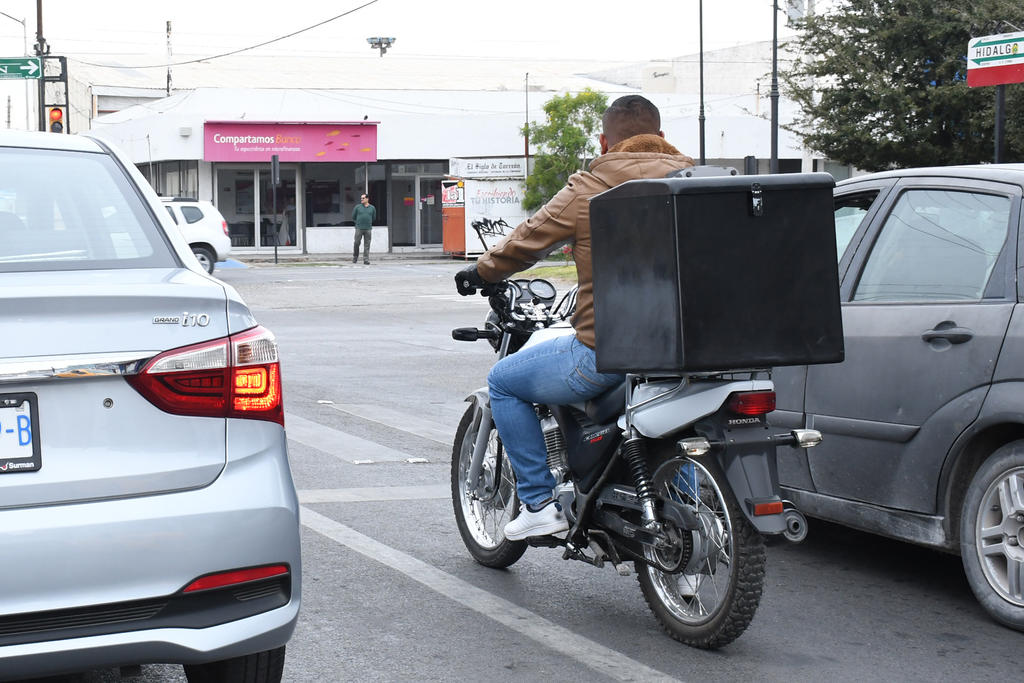 Pedro García dijo que es una queja frecuente que los motociclistas excedan la carga, pues se pone en riesgo la vida de los pasajeros. (ARCHIVO)