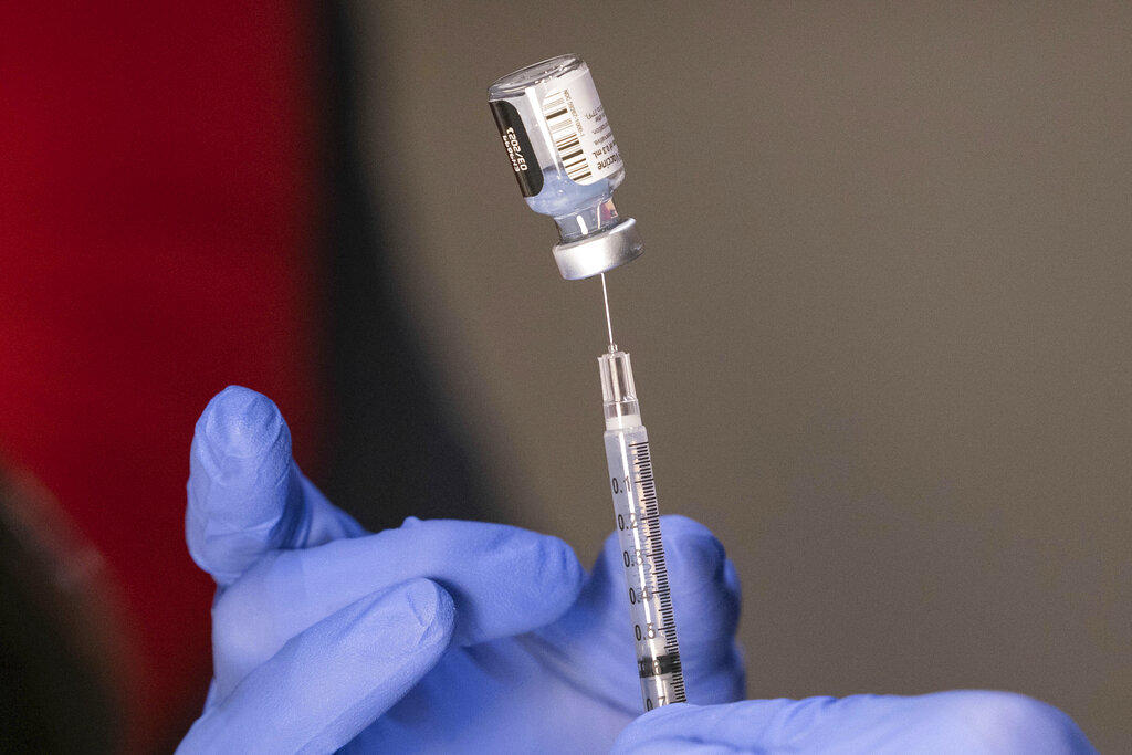 Un trabajador de la salud de Alaska (EUA) sufrió una fuerte reacción alérgica después de haber recibido el martes la vacuna de Pfizer contra la COVID-19 y tuvo que ser hospitalizado (AGENCIAS)