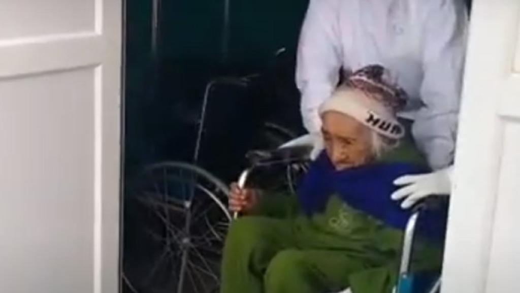 Una anciana peruana de 108 años fue dada de alta este miércoles tras superar la COVID-19, que le obligó a permanecer internada en uno de los hospitales de campaña instalados en Lima para tratar casos sensibles de infectados por el coronavirus. (ESPECIAL)
