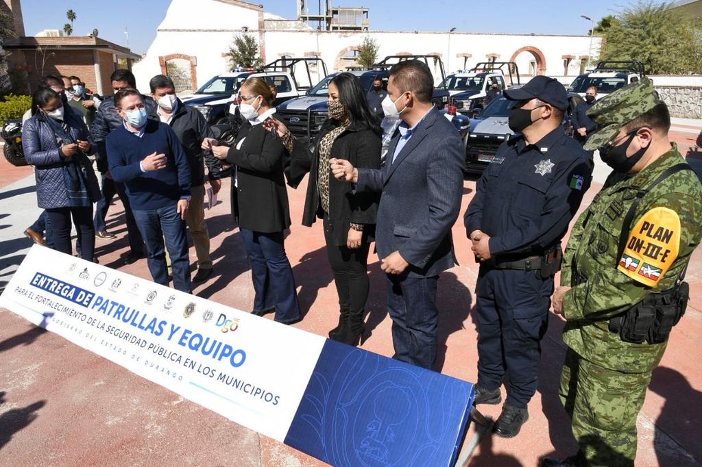 El Gobierno del Estado de Durango realizó este miércoles la ceremonia de entrega de 10 patrullas y 5 motocicletas para 7 municipios de La Laguna de Durango con una inversión de 9 millones 670 mil 663 pesos. (DIANA GONZÁLEZ)
