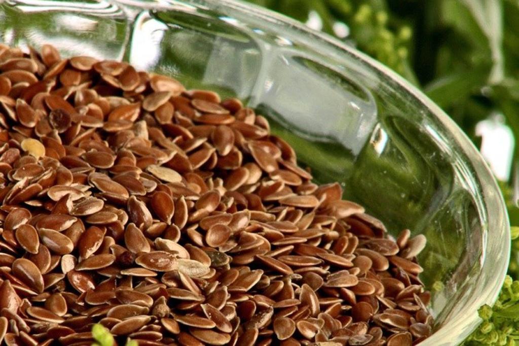 Uno de los elementos que se deberían incluir en todos los desayunos es la linaza, pues esta semilla favorece a la aceleración del metabolismo y ayuda a quemar grasa, además de que provoca una sensación de saciedad, por lo que es ideal para bajar de peso e incluso controlar los niveles de glucosa y colesterol. (Especial) 