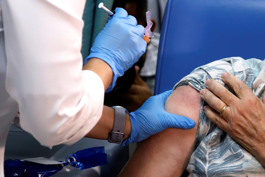 Las autoridades de salud estadounidenses empezaron el miércoles a vacunar a los residentes de los asilos de ancianos contra el coronavirus, en momentos en que la enfermedad está resurgiendo en el país con tanta fuerza que California está acumulando bolsas para cadáveres y preparando morgues móviles.(ARCHIVO)