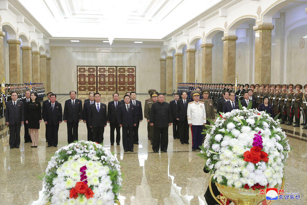El líder de Corea del Norte, Kim Jong-un, ha visitado el mausoleo familiar para conmemorar el noveno aniversario este jueves de la muerte de su padre, Kim Jong-il, en una de sus pocas apariciones este año por la pandemia de COVID-19. (ESPECIAL)