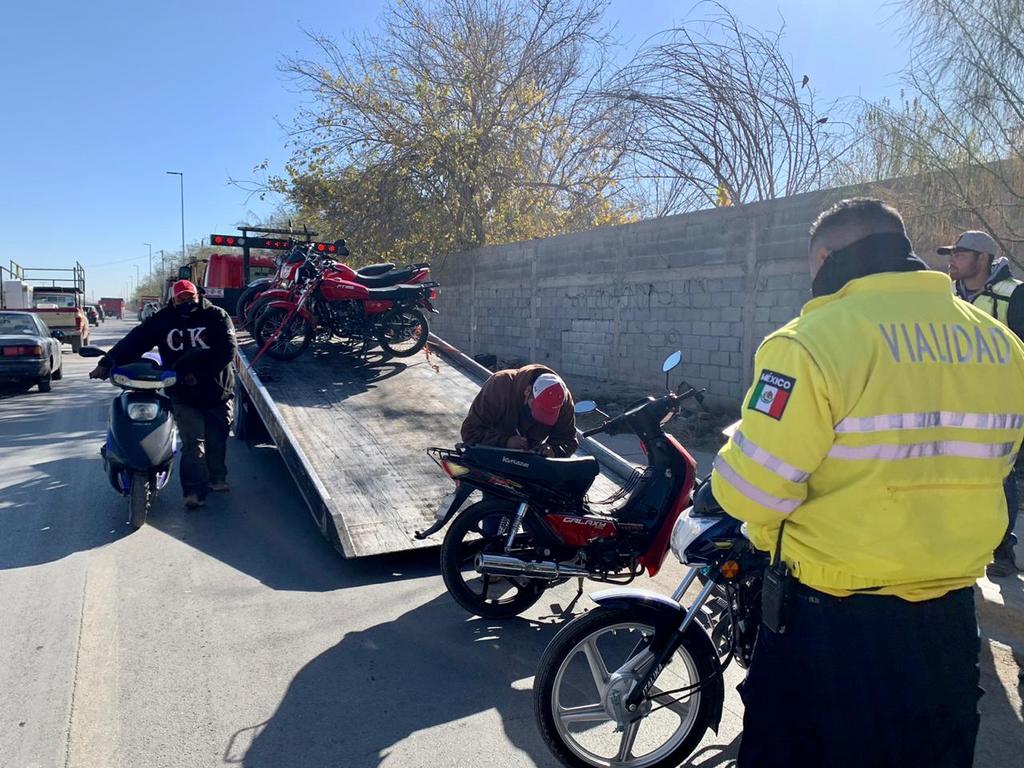Fue necesario el apoyo de una grúa con algunos viajes para retirar a las motocicletas que fueron decomisadas por los agentes. (ÉRICK SOTOMAYOR)