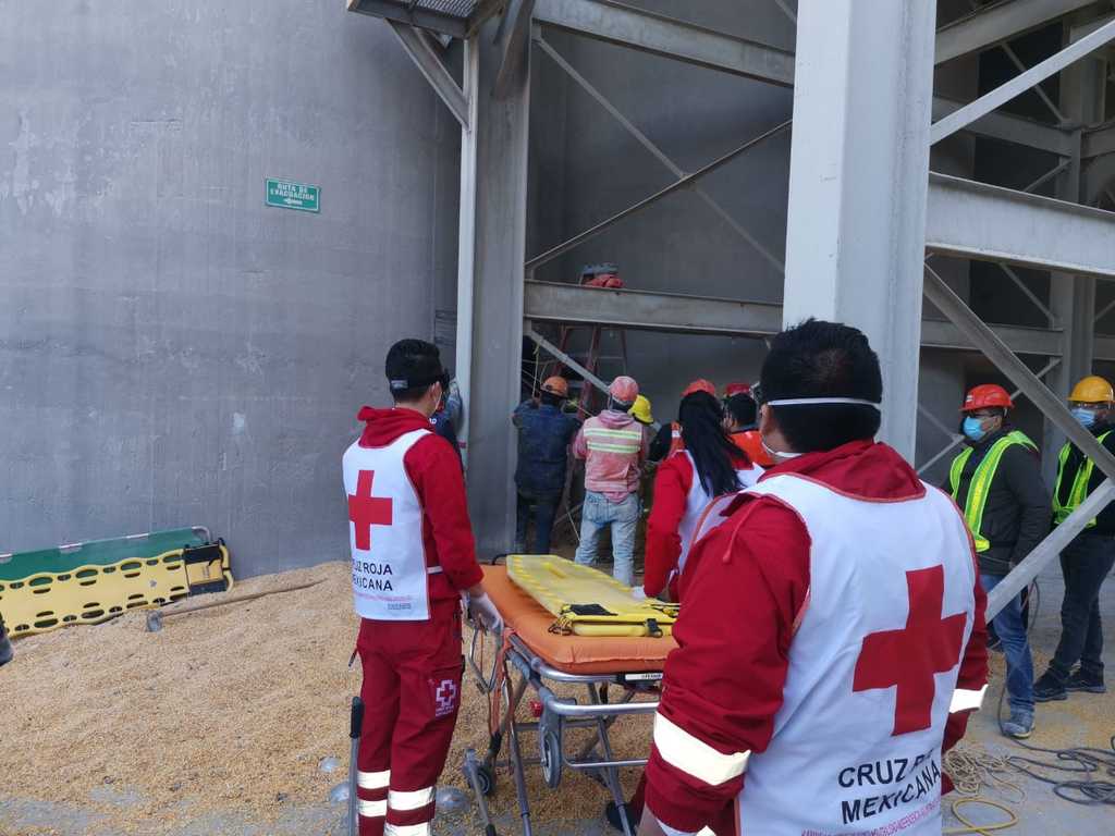 Corporaciones de rescate y seguridad de Gómez Palacio acudieron a la planta de alimentos.