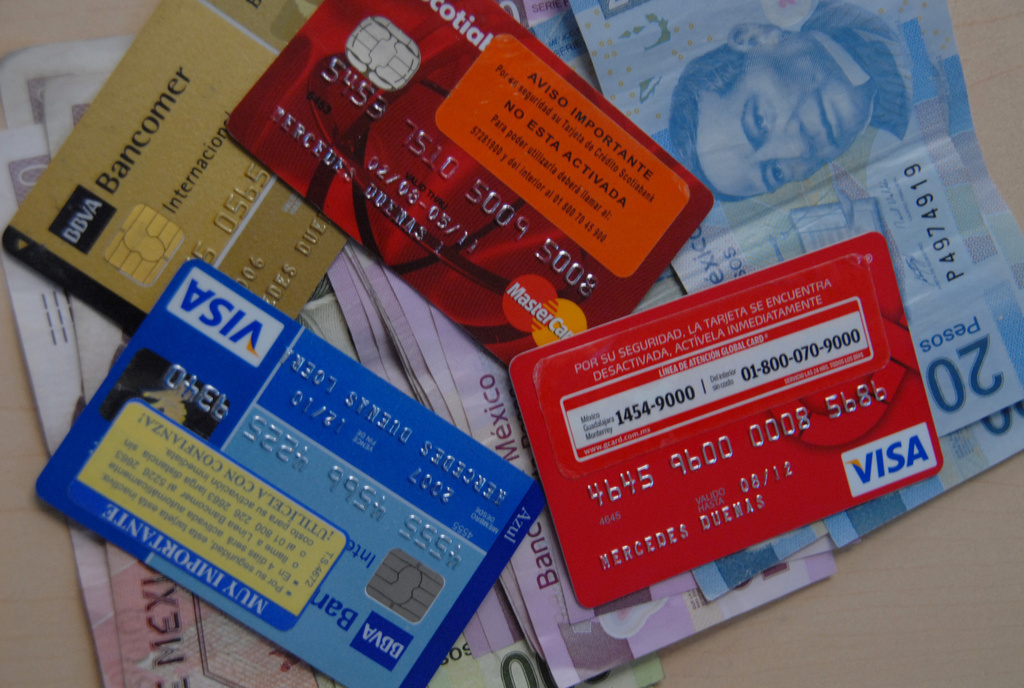La Cofece explicó que los sistemas de pago con tarjeta permiten la transferencia de dinero entre tarjetahabientes y comercios para la compra de bienes y servicios. (ARCHIVO) 