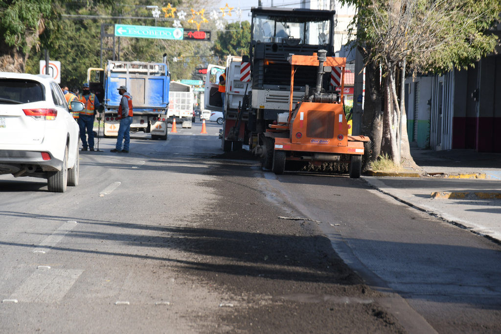 De acuerdo con el alcalde de Torreón, Jorge Zermeño, los trabajos de pavimentación en la calzada Colón están al 70 por ciento.