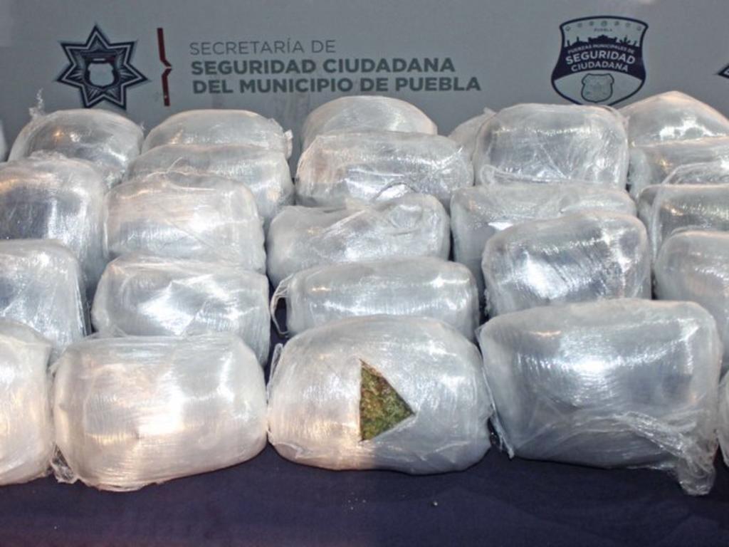El binomio de la agrupación K9 encontró la droga en maletas abandonadas en la Central de Autobuses de Puebla. (ESPECIAL)