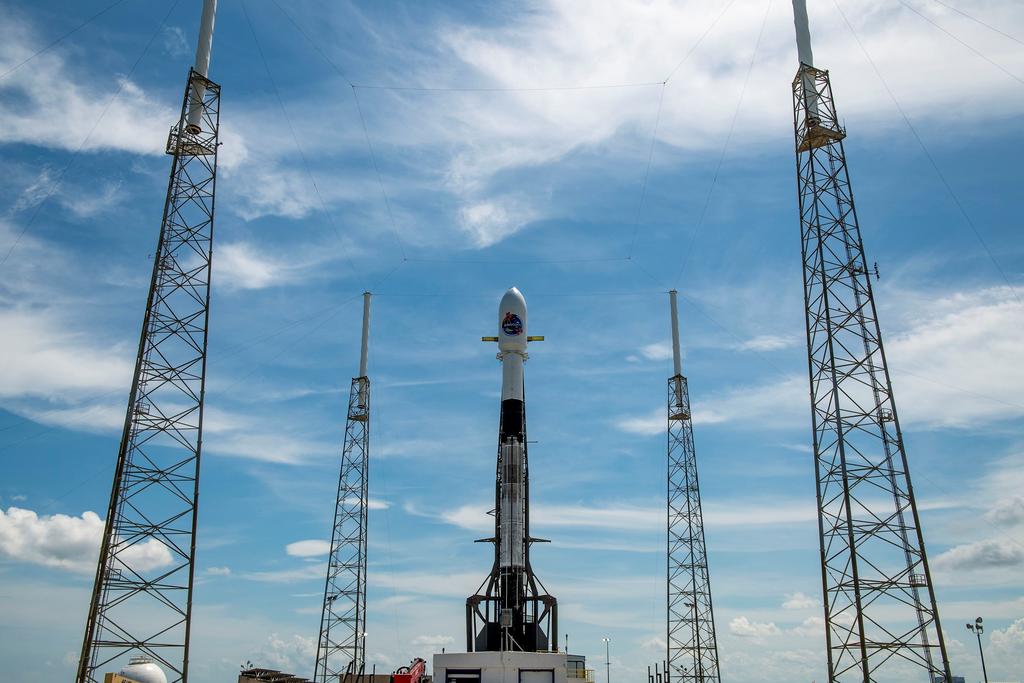La compañía SpaceX canceló este jueves a última hora el lanzamiento desde Florida de un cohete Falcon que transportaba un satélite espía clasificado por la Oficina Nacional de Reconocimiento (National Reconnaissance Office) de EUA debido a problemas técnicos. (ARCHIVO) 