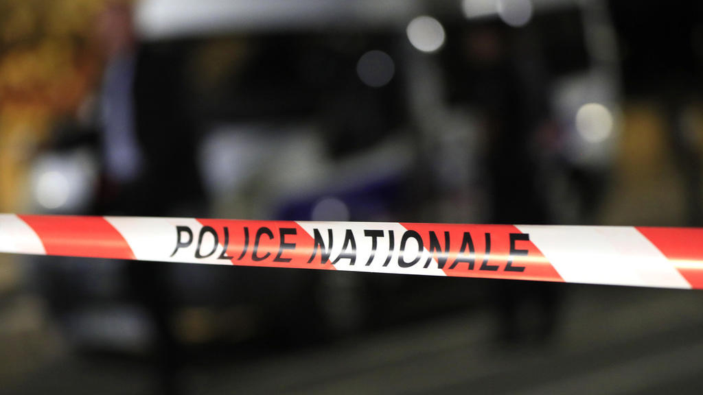 Dos personas resultaron heridas de bala este jueves en una toma de rehenes en la localidad francesa de Domont, en la región parisina, indicaron los medios locales, según los cuales el estado de una de ellas es crítico. (ESPECIAL) 