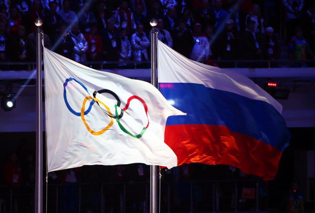 TAS redujo a la mitad las sanciones impuestas por AMA a Rusia y prohibió a sus deportistas participar bajo su himno y su bandera en cualquier competición olímpica. (ARCHIVO)