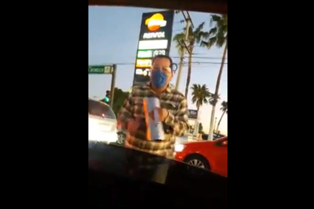 Usuarios en redes sociales hacen viral un video en el que se puede ver a David Soto, ex vocalista de Tropicalísimo Apache y actualmente de los Jefes de la Comarca, cantando en los cruceros de Hermosillo, Sonora, ante la falta de oportunidades por la pandemia de COVID-19. (ESPECIAL)