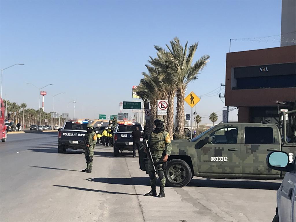 Los hechos se registraron minutos antes de las 10:00 de la mañana de este viernes sobre la carretera Torreón-San Pedro, a la altura de la institución educativa en mención.
(EL SIGLO DE TORREÓN)
