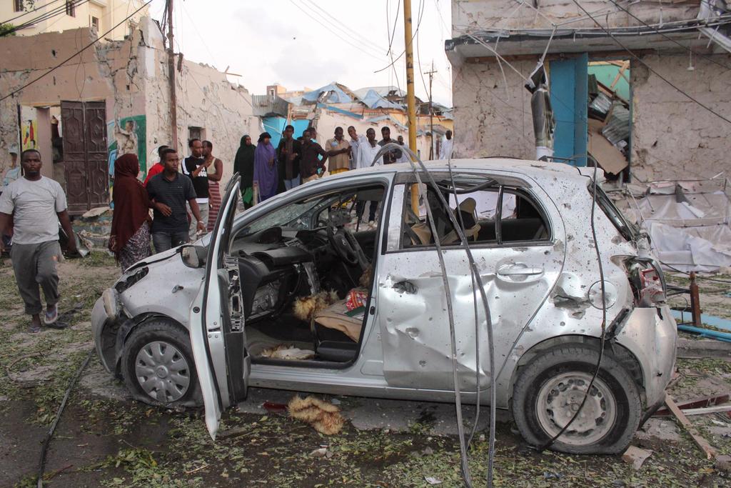 Al menos tres militares, varios funcionarios y civiles murieron este viernes, junto a un número indeterminado de heridos, en un atentado suicida perpetrado a las afueras de un estadio en Galkayo, centro de Somalia, donde iba a reunirse el primer ministro somalí, Mohamed Roble, informaron fuentes gubernamentales. (ARCHIVO) 
