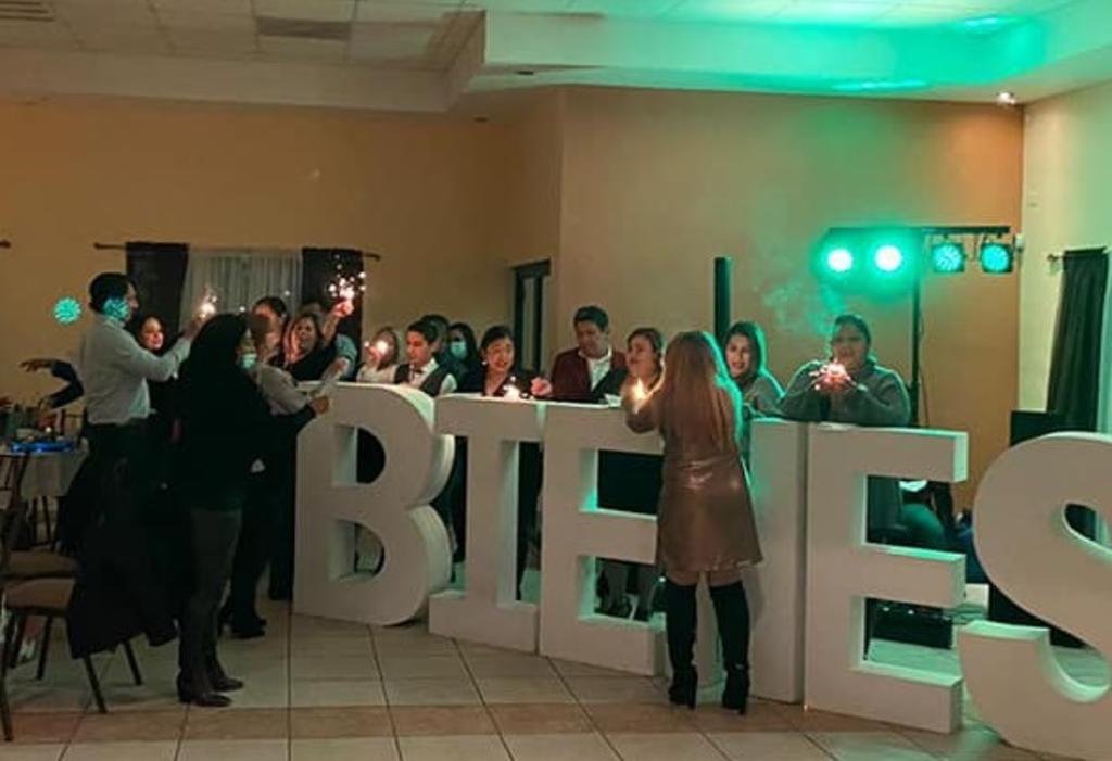 Dijo en Facebook que 'los servidores de la nación se merecían una bonita posada', compartiendo fotografías de la celebración a la que asistieron por lo menos 30 personas (CAPTURA) 