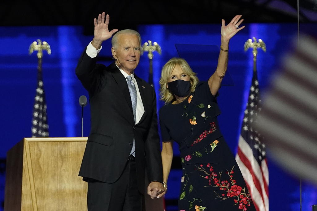 El presidente electo Joe Biden (i) y su esposa, Jill (d), recibirán su primera dosis de la vacuna contra el coronavirus el lunes. (ARCHIVO) 
