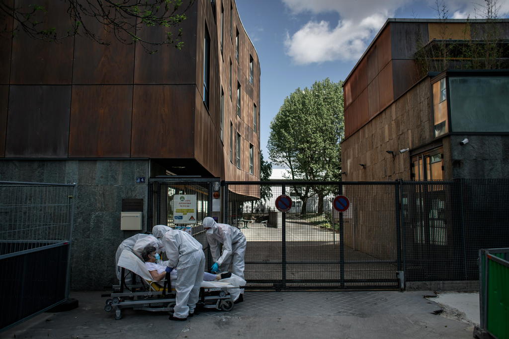 Francia superó este viernes los 60,000 muertos por coronavirus desde el inicio de la pandemia, después de sumar 264 muertos en hospitales en las últimas 24 horas y otros 346 en residencias de ancianos y centros de dependencia desde el martes. (ARCHIVO) 
