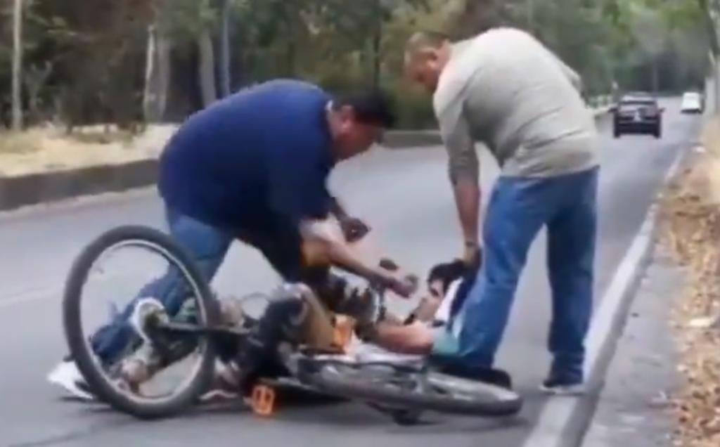Las imágenes difundidas en redes sociales, exhiben a los trabajadores de la Semovi sometiendo en el pavimento a un ciclista a base de golpes (CAPTURA)  