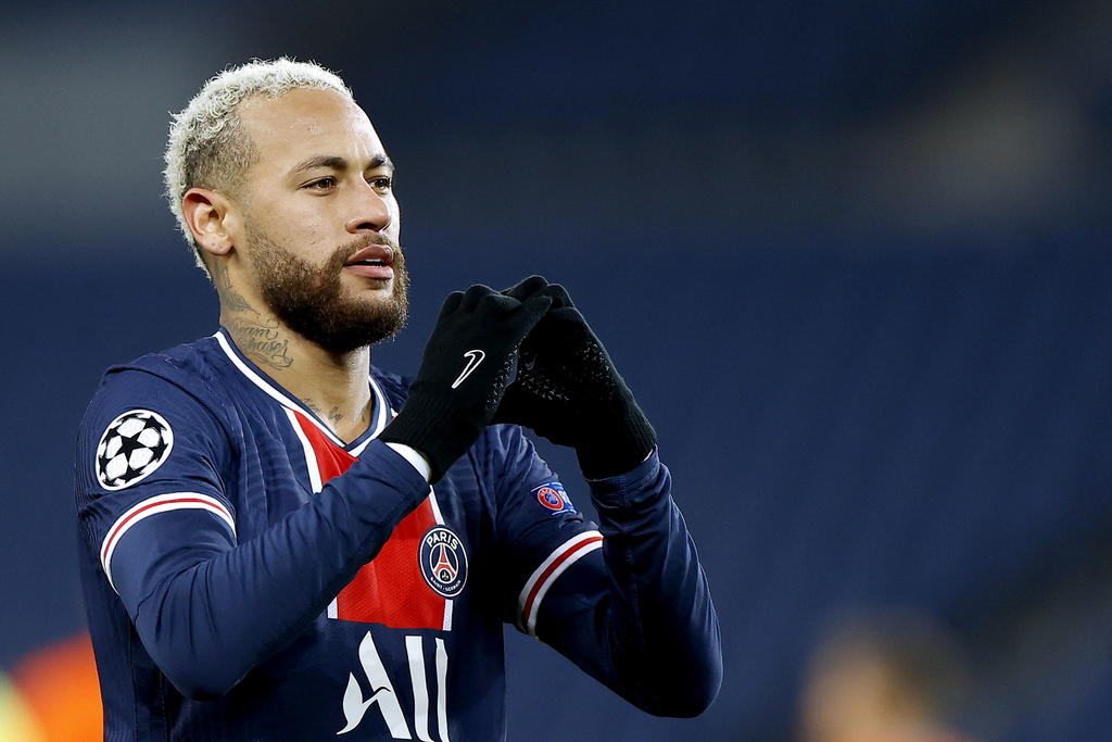 Neymar, delantero del París Saint-Germain, se solidarizó este viernes con un niño brasileño de 11 años que sufrió racismo durante un torneo de fútbol y denunció los hechos llorando en un video que se ha hecho viral en Internet. (ARCHIVO) 