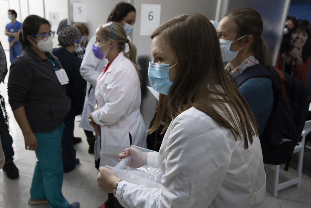 Una trabajadora del sector sanitario de Alaska (EUA) sufrió una grave reacción alérgica tras recibir la vacuna contra la COVID-19 de la farmacéutica Pfizer, el tercer caso de anafilaxis en ese estado en lo que va de semana y el segundo que requiere hospitalización. (ARCHIVO) 