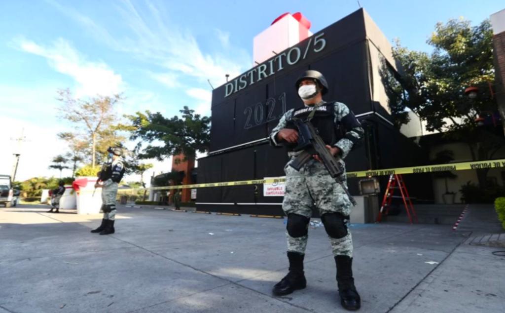 La policía municipal de Puerto Vallarta fue desplazada y sólo mantiene a un pequeño grupo de agentes a unos metros del inmueble. (EL UNIVERSAL)