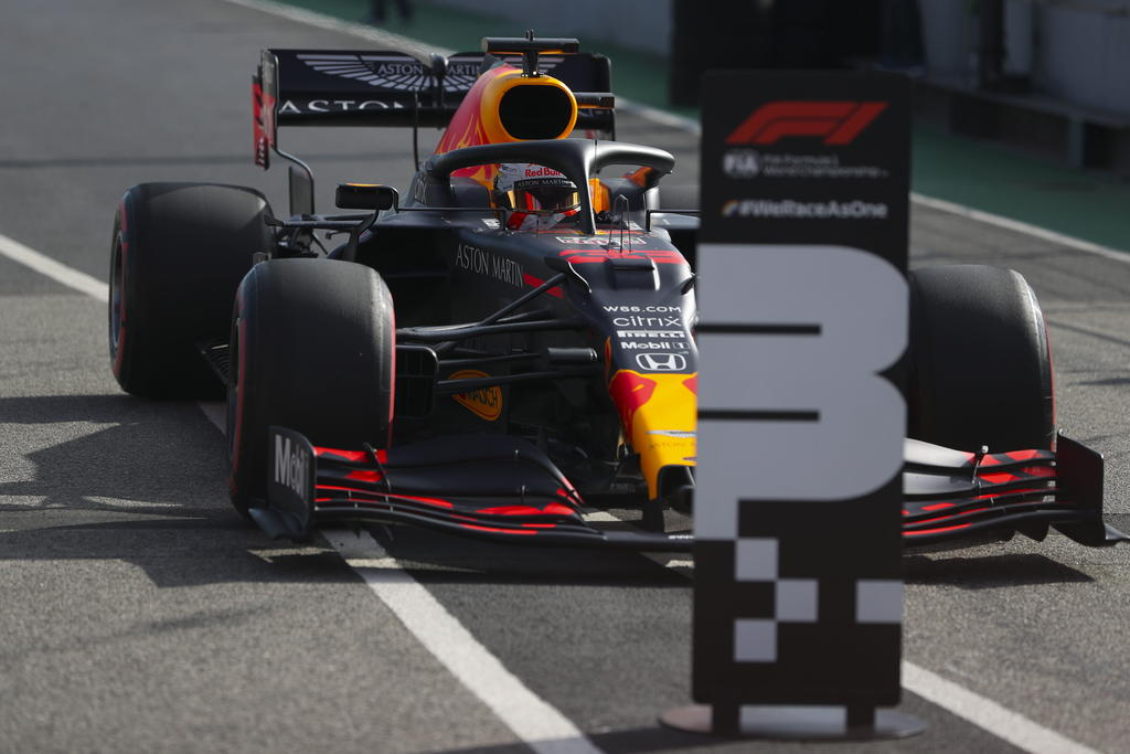  Max Verstappen quedó en el tercer lugar del campeonato de pilotos, por detrás de las flechas plateadas, Lewis Hamilton y Valtteri Bottas, y por delante de su nuevo compañero, Pérez.  (ARCHIVO)