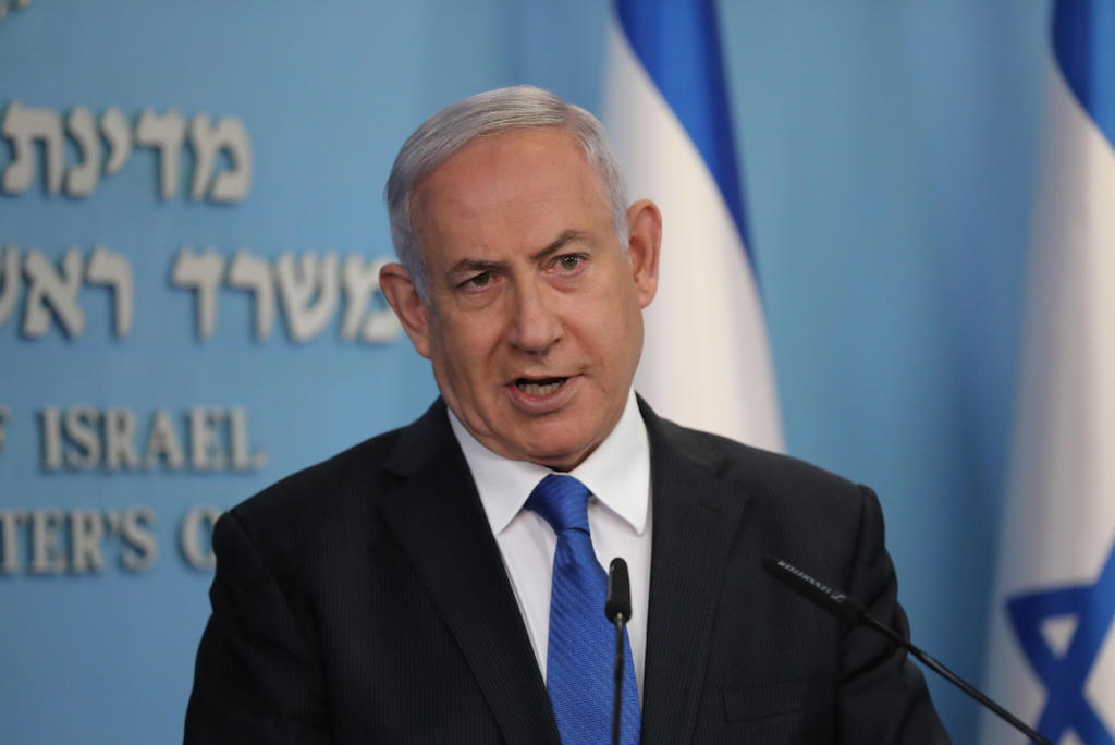El primer ministro de Israel, Benjamín Netanyahu, se convirtió hoy en el primer israelí en recibir la vacuna contra el coronavirus, que se empezará a aplicar al resto de los ciudadanos a partir de mañana, comenzando por los sanitarios. (ARCHIVO)