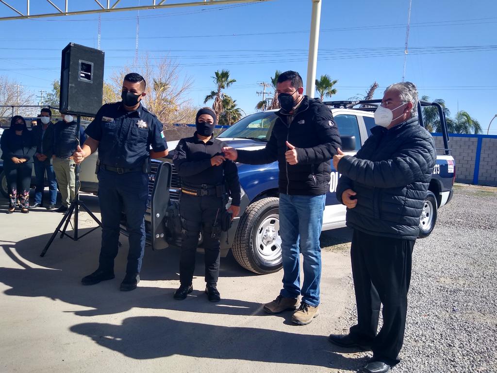 La mañana de este sábado se realizó la entrega de dos unidades a la Dirección de Seguridad Pública en Matamoros, las cuales facilitó el Gobierno del Estado de Coahuila.
