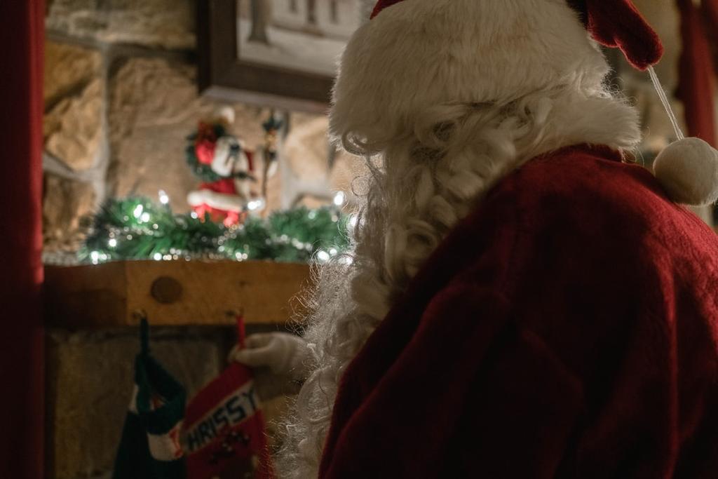 El pasado lunes, la Organización Mundial de la Salud emitió un comunicado para anunciar a los niños del mundo que Santa Claus es la primera persona en ser inmune al COVID-19, por lo que no tendrán porqué preocuparse en Navidad. (Especial) 