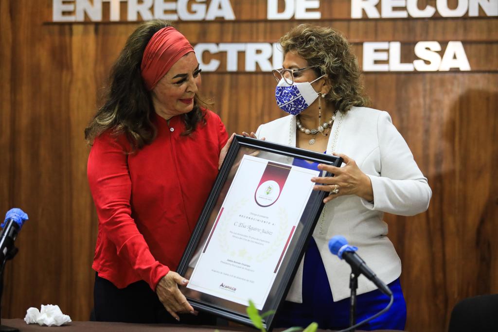 Por su trayectoria. Elsa Aguirre recibe un reconocimiento que entrega la presidenta de Acapulco.