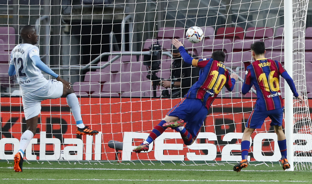 Lionel Messi marca el primer tanto del Barcelona, en el empate de los Blaugranas 2-2 con Valencia.
