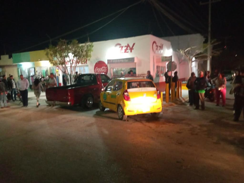 La noche del pasado sábado se registró un accidente vial en la colonia Villas Zaragoza de la ciudad de Torreón, el saldo fue de tres personas lesionadas y daños en la barda de un minisúper. (EL SIGLO DE TORREÓN)