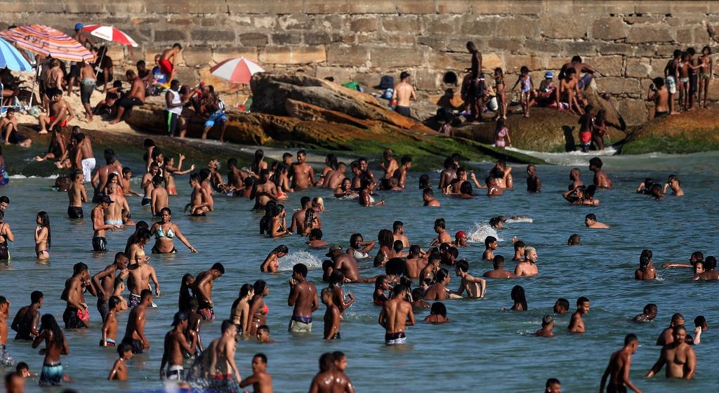 Las playas de Río de Janeiro fueron tomadas por miles de cariocas y turistas este domingo, en vísperas del inicio del verano austral, lo que encendió las alertas de los especialistas ante la posibilidad de que tales aglomeraciones agraven la pandemia de la COVID-19 en esta ciudad brasileña. (AGENCIAS)