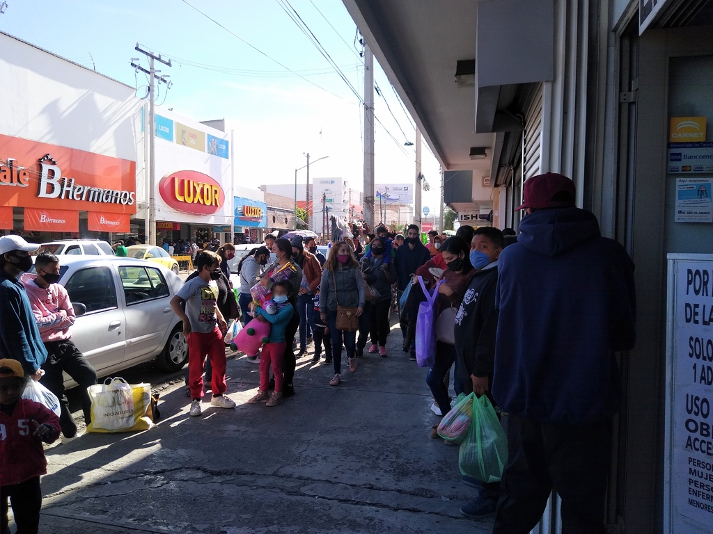 En el Centro de Gómez Palacio también se observó una alta concentración de familias comprando los regalos navideños.